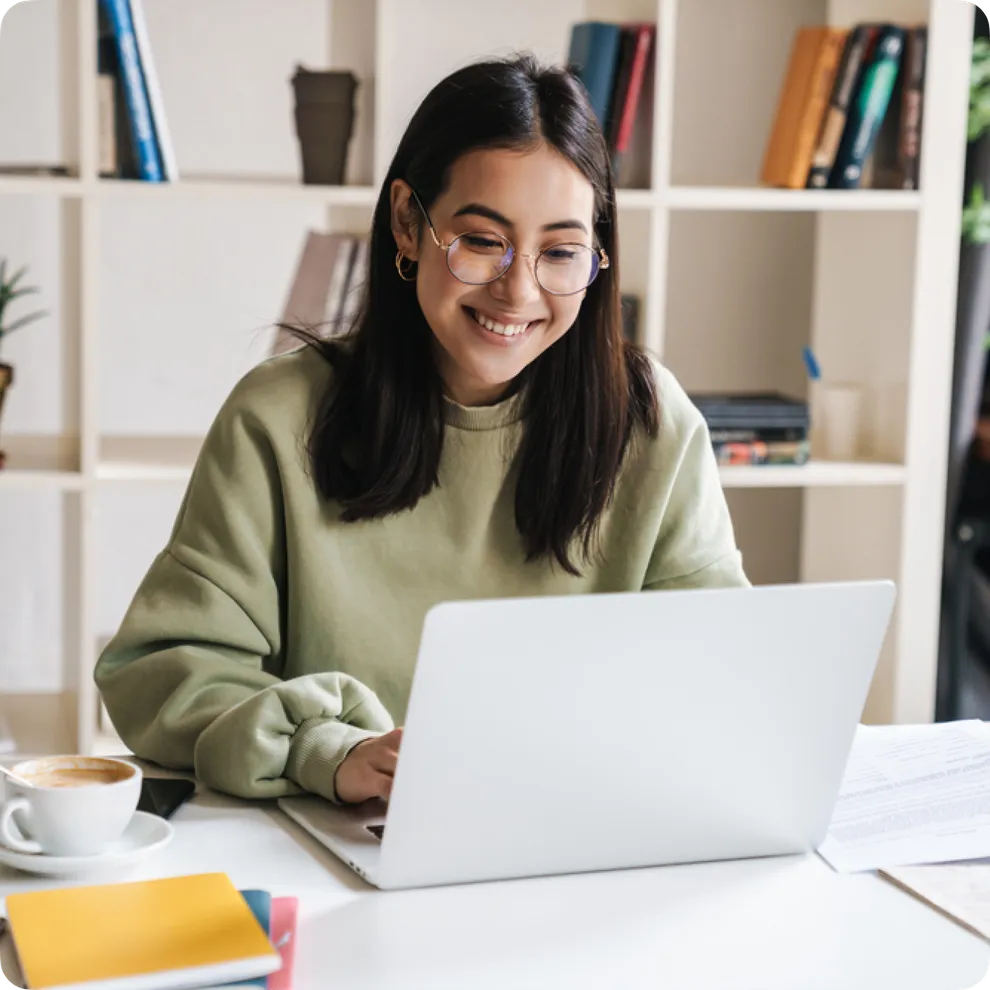 Menina sorrindo para o laptop